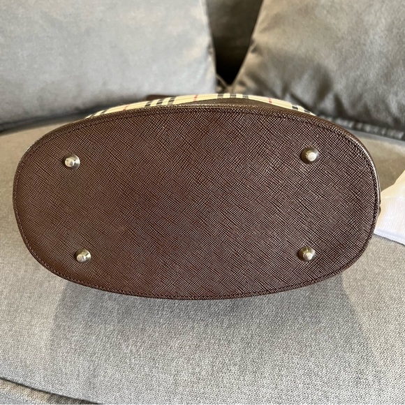 💕PRICE REDUCTION💕 Pre-loved! BURBERRY tote bag. - Picture 3 of 13